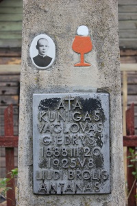 Vaclovo Giedrio antkapio fragmentas.jpg