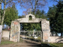 Kruonio_katalikų_kapinių_vartai_2007_m..jpg