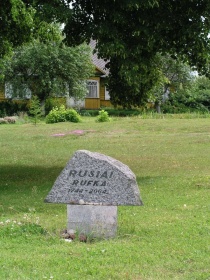 Paminklinis_akmuo_Rusiuose_2005_m..jpg