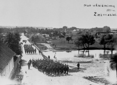 Pulkas_grįžta_iš_pratybų._Žiežmariai,_1921_m..JPG