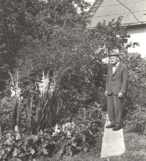 Kazimieras Brazauskas (1906–1997) savo sodyboje Kaišiadoryse (1981 m.).jpg