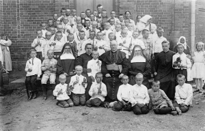 02. Pirmąją Komuniją priėmę vaikai prie Žaslių bažnyčios (Žasliai, 1931–1932 m. ).jpg