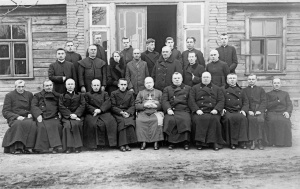 04. Kunigo Antano Liesiaus primicijų – pirmųjų šv. Mišių dalyviai prie Žaslių klebonijos (Žasliai, 1933 m. balandžio 23 d.).jpg