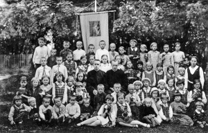 05. „Angelo sargo“ vaikų sąjungos Molėtų kuopa su parapijos vikarais (Molėtai, 1936 m.).jpg