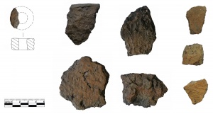 Budeliai grubleta keramika ir verpstuko fragm.jpg