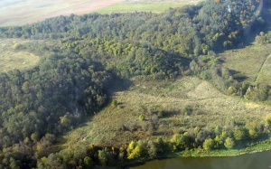 Budeliu piliakalnio vaizdas is oro PR puses 2005-10-12.jpg