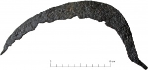 Dovainoniu Kapitoniskiu II pilkapynas pjautuvas is pilk 1.jpg