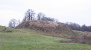 Maisiejunu I piliakalnis 2011.jpg