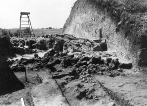 Migoniu piliakalnio pjuvis atkasti akmenu grindiniai LIIR Neg Nr 4678.png