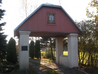 Darsūniškio vartai-koplytėlė su herbu.JPG