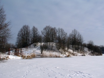 Muro Strevininku piliakalnis is PV puses 2007-02-13.jpg