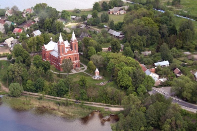 Zasliu piliakalnis is oro 2006.jpg