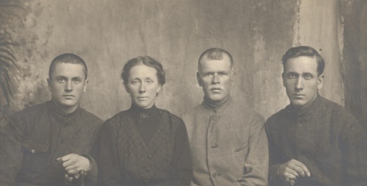 Juzefa ir Kazimieras Brazauskai su vaikais (1922–1923 m.).jpg